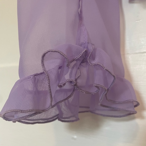 Sheer vintage blouse with embroidered details. The back has two clasp closures. - Picture 5 of 6